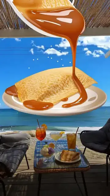 Crepe caramel servie sur une table de plage